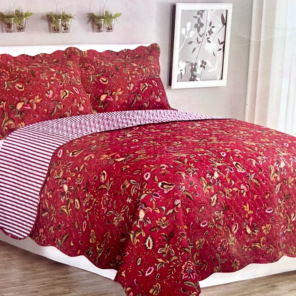 New reversible king size quilt with two king pillow shams.